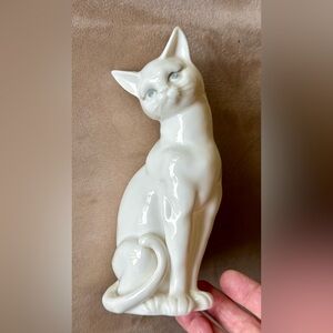 Vintage MCM Porcelain/Ceramic White Cat Figurine No chips cracks.